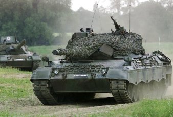 Tres países prometen 100 tanques para las fuerzas de Ucrania