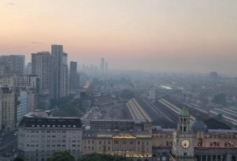 Volvieron el humo y el olor a quemado al AMBA, esta vez por un incendio en Uruguay