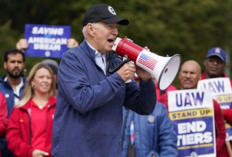 Megfono en mano, Biden alent la huelga de los trabajadores de las automotrices