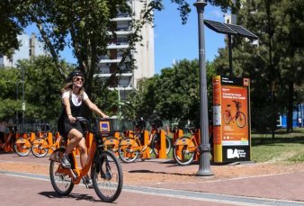 Las bicicletas de la Ciudad cambian del naranja al azul