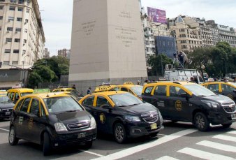 La tarifa de taxis aumenta 25% y pasa a $548 la bajada de bandera