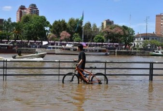 Calles inundadas y alertas por crecidas del río en Quilmes y Tigre