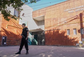 Convocan a policas retirados para custodiar las escuelas y los hospitales de Rosario