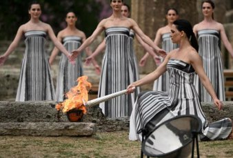La llama olmpica fue encendida en Grecia y comenz su viaje hacia Pars