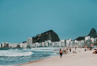 Un hijo de Bolsonaro busca privatizar las playas en Brasil