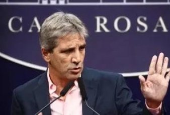 Caputo dijo que bajar el 90% de los impuestos al final del mandato y relativiz la suba del dlar blue