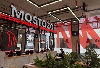 Mostaza invierte millones en locales y le pisa los talones a McDonalds
