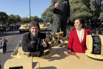 Milei encabez un desfile militar en el que busc mostrar la unidad de su Gabinete e hizo gestos a las FF.AA.