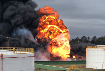 Incendio en la refinera de YPF en Ensenada: amplio operativo de bomberos y Prefectura para contener las llamas