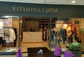 Cartel de venta para dos famosas marcas de ropa: Uma y Vitamina