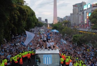 Volvi el Racing campen y pase su felicidad por Buenos Aires junto a la multitud que recibi al plantel