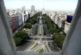 Furor por el novedoso desafo de subir al mirador del Obelisco
