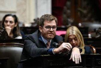 Nicols Massot: "No puede ser que si no sos un obsecuente, un chupa medias, sos un traidor a la patria"