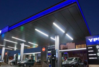 YPF bajar la nafta de madrugada y evitar filas en sus estaciones