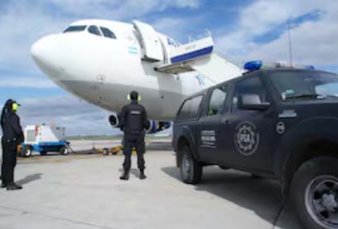 Revelan que 10 valijas tradas en el avin de un empresario ligado al Gobierno entraron al pas sin control