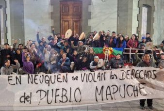 Desalojaron una protesta mapuche en la Casa de Gobierno de Neuqun y detuvieron a 17 manifestantes
