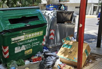 La Polica portea obligar a los cartoneros a que no dejen tirada basura fuera de los contenedores
