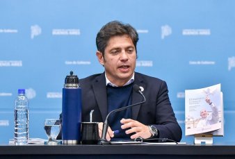 Con crticas a Milei, Kicillof present un libro sobre Francisco