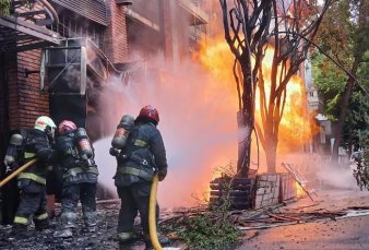 Pánico en Caballito por incendio con llamas de 12 metros