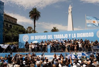 La CGT march� a Plaza de Mayo y amenaz� con un paro nacional si el Ejecutivo no modifica la reforma laboral