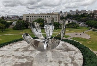 Despus de dos aos, la escultura Floralis recuper su sexto ptalo