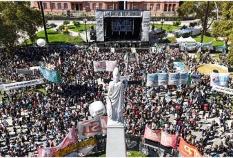 Una multitud llen� la Plaza de Mayo a 50 a�os del golpe: duras cr�ticas al Gobierno en el acto central