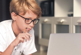 Crece la miopía y afirman que las pantallas no son las culpables, sino la distancia corta de visión