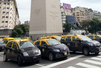 La Ciudad ordena aplicaciones de viaje y moderniza el sistema de taxis