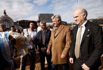 Caputo fue a La Rural y anticipó que viajará a Vaca Muerta con Georgieva