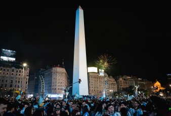 Con foco en el Obelisco, la gente volvió a la calle y agradeció a la selección