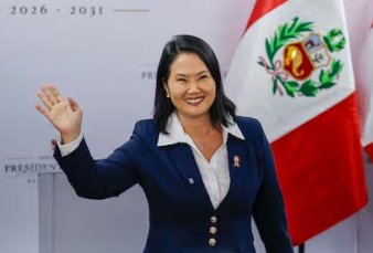 Keiko Fujimori alista su asunción en Perú bajo la sombra de su padre