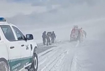Rescatan a trabajadores varados por la nieve en Catamarca