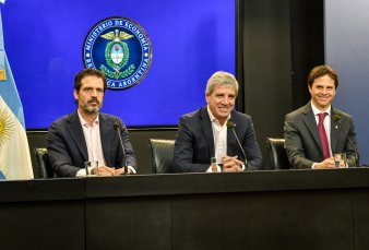 Caputo vuelca $ 2 billones del FGS para que los bancos otorguen créditos