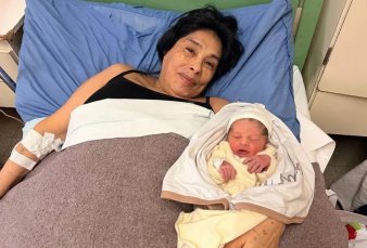 Fue madre por primera vez a los 62 años y rompió un récord