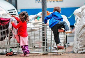 En la Argentina, casi cuatro de cada diez chicos viven en hogares donde no pueden comprarles ropa
