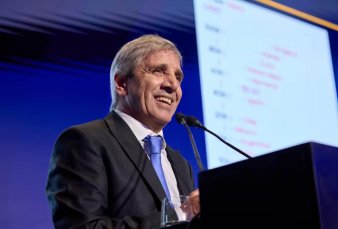 En Nueva York, Caputo busc� dar certezas sobre el plan econ�mico en 2027